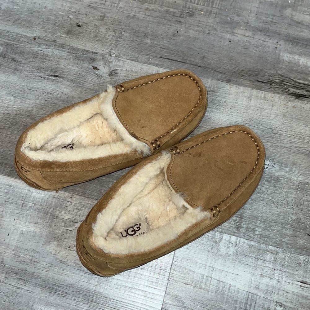 Ugg - Picture 2 of 5